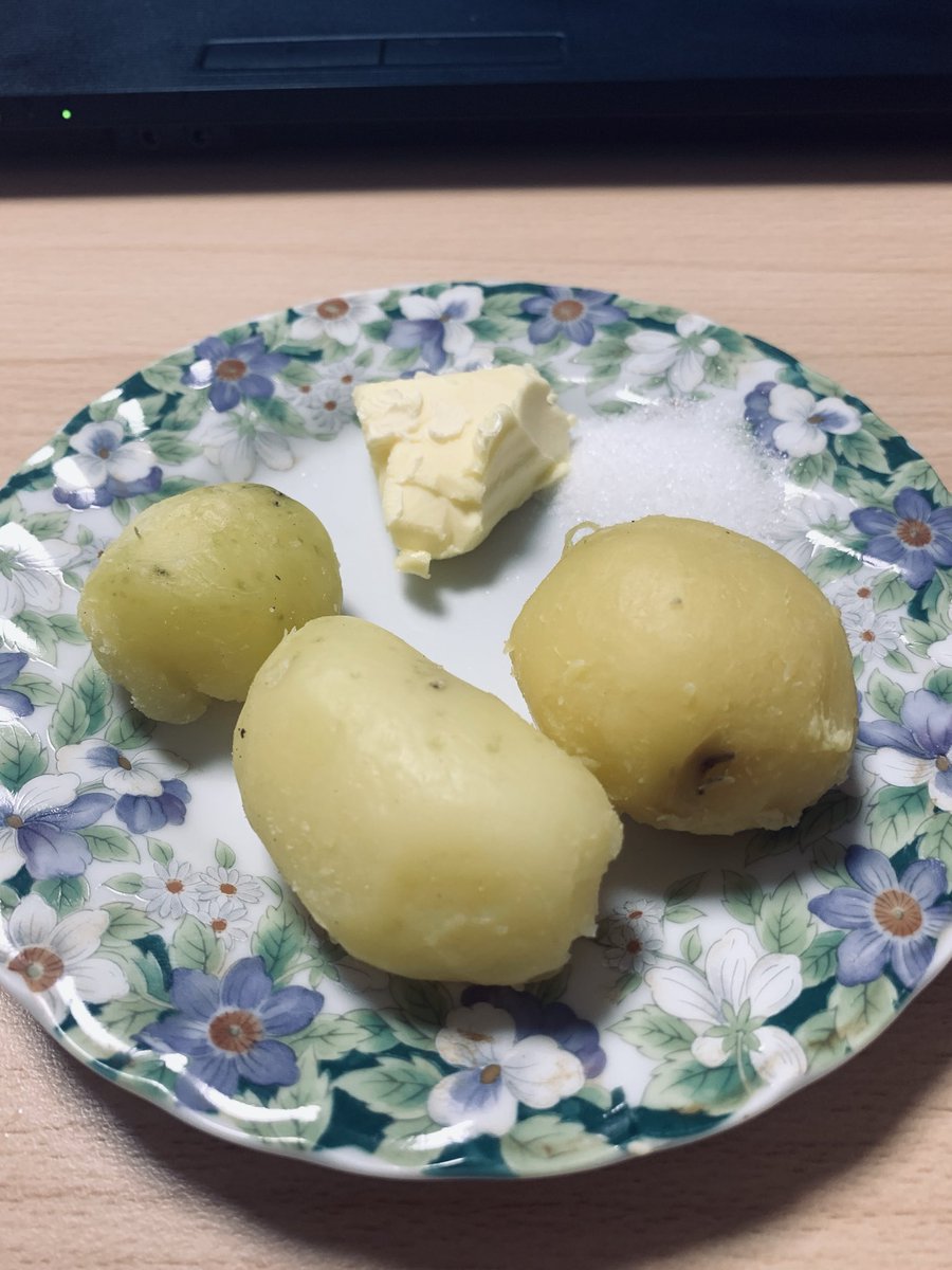 ENON2021's tweet photo. 今日の会社のおやつはキタアカリ🥔
いただきます😆 https://t.co/IWCPIyXo4X