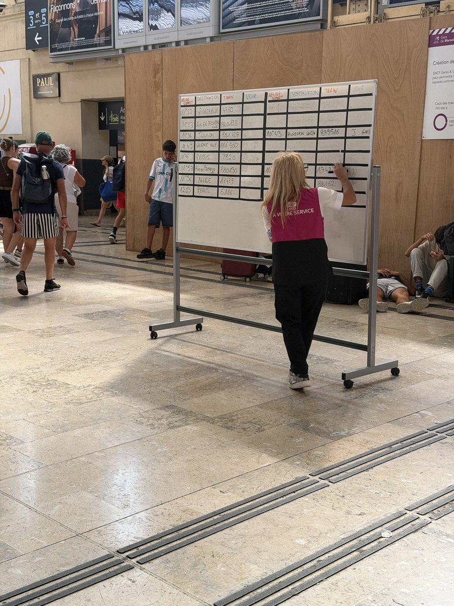 jghioun's tweet photo. C’est donc ça la nouvelle gare à Marseille https://t.co/iZ4HJtDLq8