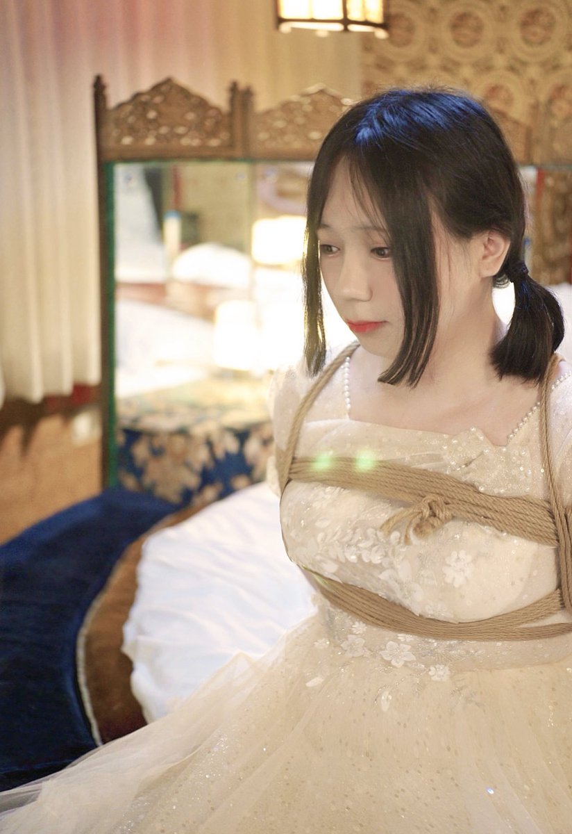 Zihan00977367's tweet photo. 結婚式前日。
「逃げないようにね」って縛られました🪢🤍 https://t.co/7OMoIDMk4z