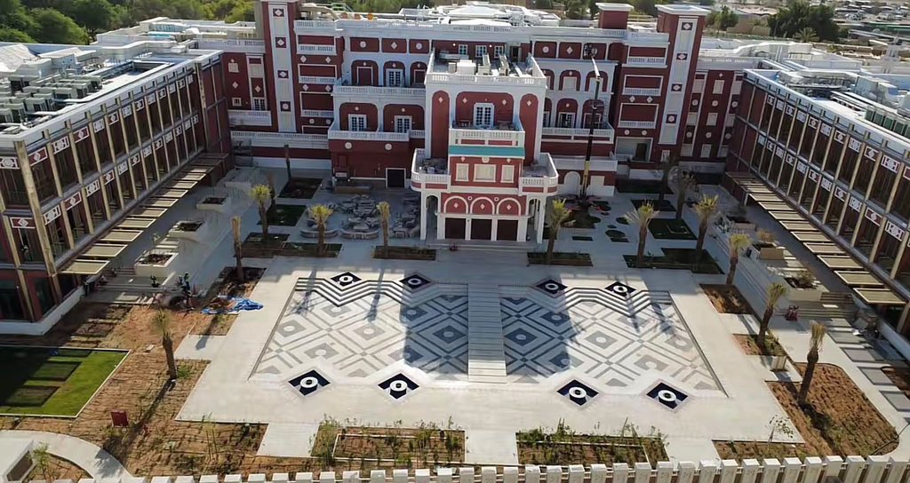 first_1ine's tweet photo. 🏗️ آخر تطورات الأعمال في القصر الأحمر بالعاصمه السعودية الرياض.

تشارف أعمال تطوير القصر الأحمر في قلب الرياض على الاكتم��ل، ضمن مشاريع مجموعة بوتيك الهادفة إلى إحياء المعالم التاريخية وتحويلها إلى وجهات ضيافة فاخرة.

ومن المنتظر أن يفتتح القصر بحلته الجديدة كفندق فاخر يضم نحو 70 غرفة وجناحًا، إلى جانب مطاعم راقية ومرافق استجمام متكاملة، ليعزز مكانته كأحد أبرز المعالم التراثية والسياحية في العاصمة