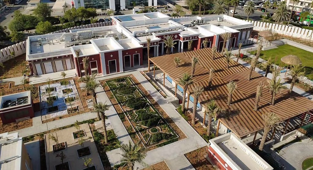 first_1ine's tweet photo. 🏗️ آخر تطورات الأعمال في القصر الأحمر بالعاصمه السعودية الرياض.

تشارف أعمال تطوير القصر الأحمر في قلب الرياض على الاكتم��ل، ضمن مشاريع مجموعة بوتيك الهادفة إلى إحياء المعالم التاريخية وتحويلها إلى وجهات ضيافة فاخرة.

ومن المنتظر أن يفتتح القصر بحلته الجديدة كفندق فاخر يضم نحو 70 غرفة وجناحًا، إلى جانب مطاعم راقية ومرافق استجمام متكاملة، ليعزز مكانته كأحد أبرز المعالم التراثية والسياحية في العاصمة