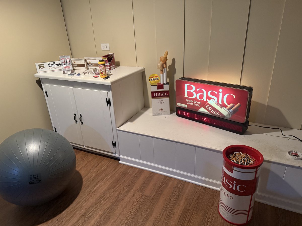 exahiler's tweet photo. my basic oasis https://t.co/hXlxxjhB4L