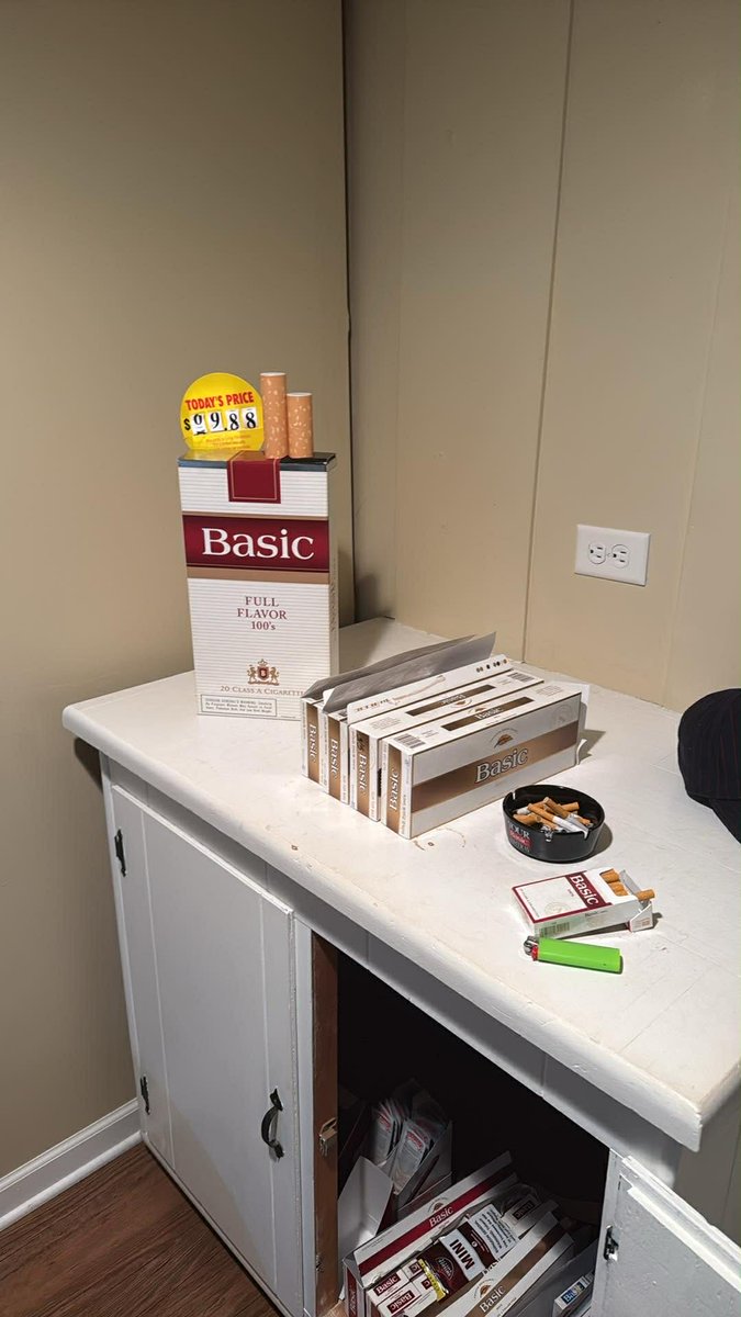 exahiler's tweet photo. my basic oasis https://t.co/hXlxxjhB4L