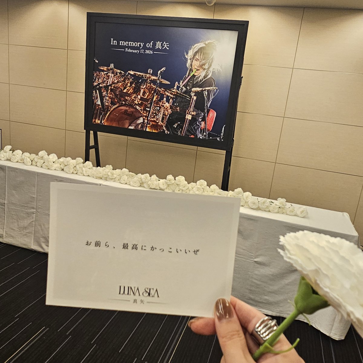 sssPLNsss's tweet photo. ついにLUNA SEA！！

余裕もってホテル出たら40分前に入場完了w

献花と募金完了

LUNA SEAワンマンとか、ドームの無料ライブ以来過ぎて緊張

聴き込んだけどまだ足りない感じ泣

3階男性ファン多い！
周り殿方ばかりなんだがw
でも一般先行で当たった同志だと思うからなまか◎ https://t.co/WEYuGNWv5S