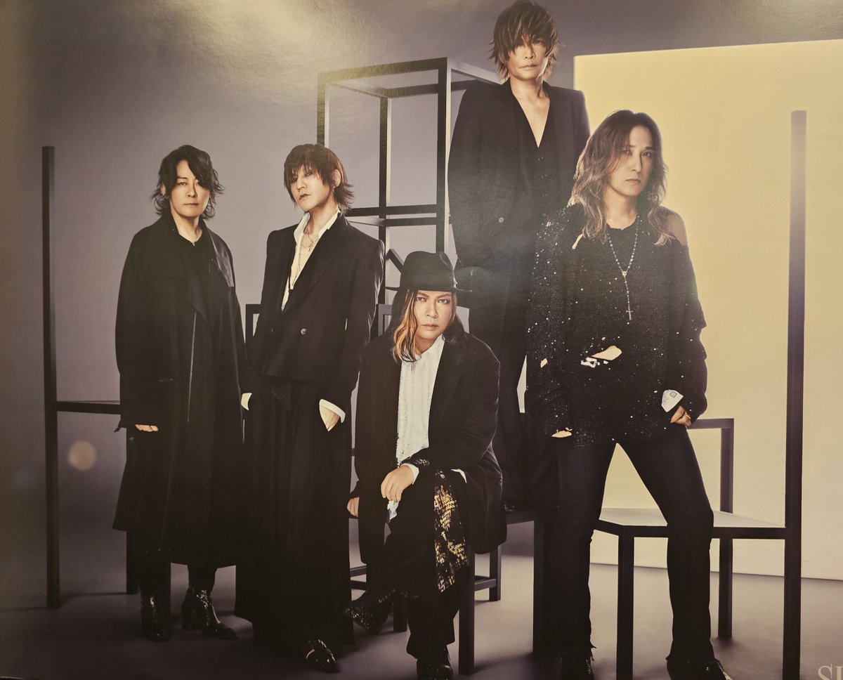 sssPLNsss's tweet photo. ついにLUNA SEA！！

余裕もってホテル出たら40分前に入場完了w

献花と募金完了

LUNA SEAワンマンとか、ドームの無料ライブ以来過ぎて緊張

聴き込んだけどまだ足りない感じ泣

3階男性ファン多い！
周り殿方ばかりなんだがw
でも一般先行で当たった同志だと思うからなまか◎ https://t.co/WEYuGNWv5S