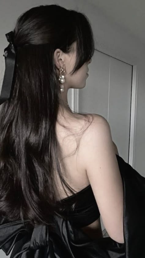 ClarosDaniel's tweet photo. Elegance from the back satin drape, pearl drops, and a pose that proves glamour is timeless
wvkR https://t.co/3vtEjsXevs