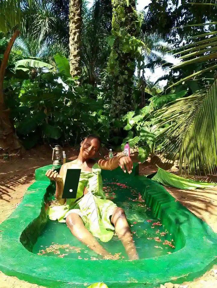 AnnUdoh5's tweet photo. She made a bath tub in her compound in the village. Happiness is free https://t.co/AW6ExNhJIh