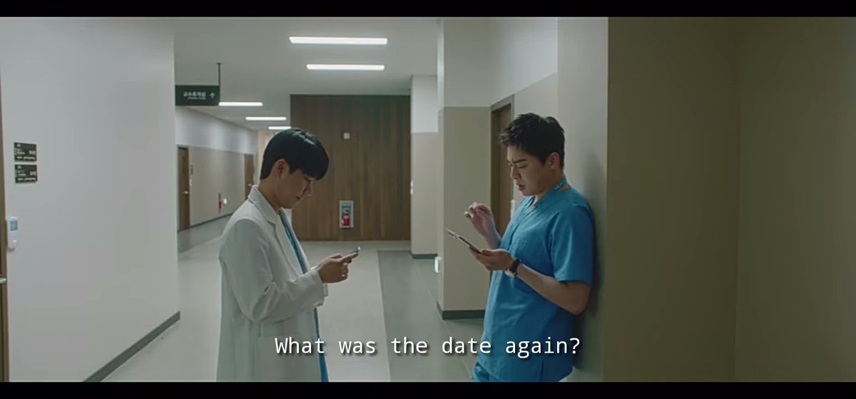 midobirb's tweet photo. lee ikjun in hospital playlist 🥹

di season 2 episode 8, waktu songhwa lagi butuh waktu sendiri karena masih sedih karena kondisi mamanya, ikjun literally jadi ‘satpam’ dadakan yang berdiri di depan ruangannya dan menghentikan semua orang yang mau menemui songhwa.

nggak cuma itu, setiap ada yang butuh bantuan songhwa, ikjun langsung menawarkan diri buat menggantikannya tanpa diminta 🥹🥹 

the way he loves songhwa is so beautiful like WHERE IS MY OWN LEE IKJUN NOW?????