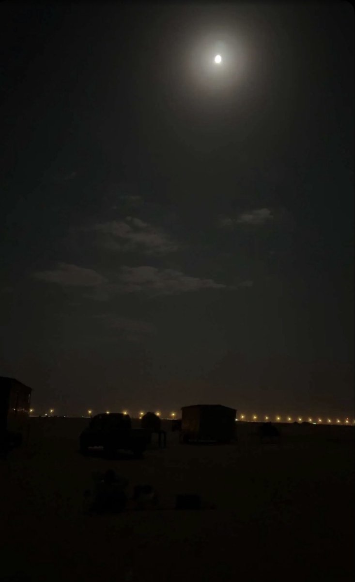 m_72ii's tweet photo. خلوني اسج في جو الخلا الخالي
ارتاح والنفس تلقى مايسليها ..

خلوني. . https://t.co/4PQwCoYY5C