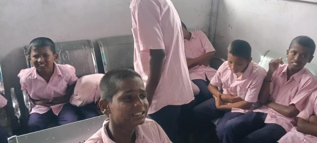 PoojaTalwar21's tweet photo. Over 30 students fell ill after breakfast at a MorarjiDesai Residential School in Afzalpur taluk Kalaburagi All were shifted to hospital for treatment The exact cause is yet to be confirmed an investigation is underwa
#Kalaburagi #Afzalpur #Karnataka #StudentHealth #FoodSafety https://t.co/COW09zOhX3