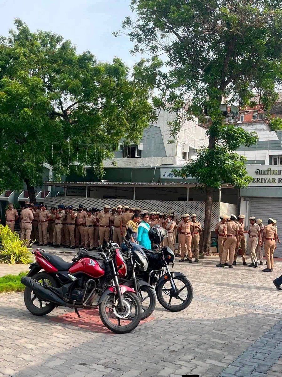 AravindRajaOff's tweet photo. வரலாற்றில் முதல் முறையாக பெரியார் திடலில் காவல்துறை குவிக்கப்பட்டுள்ளது. நீட் ஒழிப்புப் பரப்புரைப் பயணம் தொடங்கவிருந்த நிலையில் அதற்குத் தடை விதித்து காவலர்களைக் குவித்துள்ளது தவெக அரசு.

நல்ல மாற்றம்டா.🔥🔥 https://t.co/AvGjzrZVjt