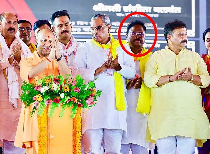 surya_samajwadi's tweet photo. आज योगी आदित्यनाथ की गाजीपुर रैली में पेपर लीक माफिया बेदीराम भी मंच पर था 

यही कारण है यूपी में 20 पेपर लीक होने के बावजूद किसी पर कार्यवाही नहीं हुई क्यूँकि सब बीजेपी से जुड़े है। https://t.co/OfIQb6MCUX