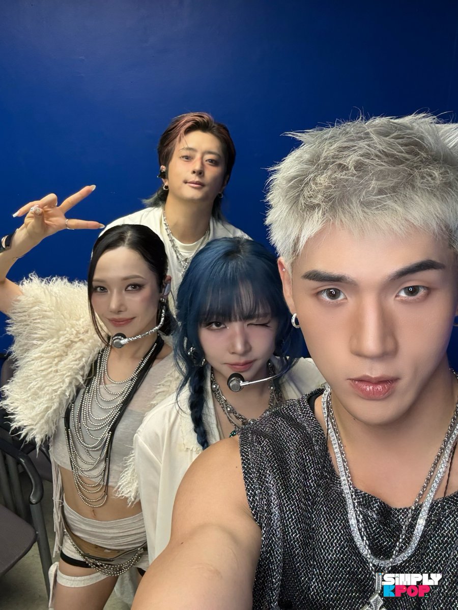 _Simplykpop's tweet photo. Never solo🤍🖤
카드 무대만 있으면
오늘도 행복 충전 완료⚡️

#카드 #KARD
#심플리케이팝 #SimplyKpop https://t.co/BlbFS9xn1K