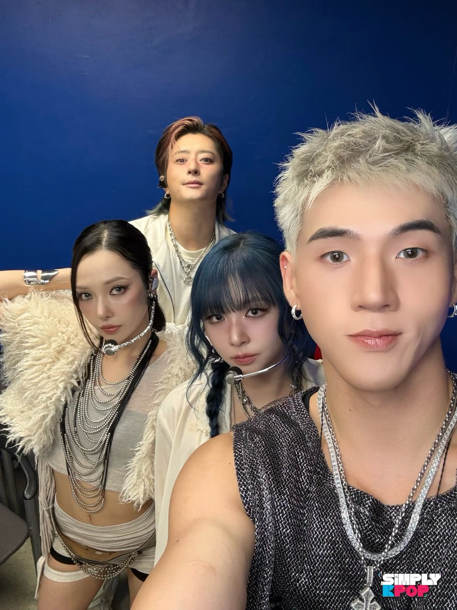 _Simplykpop's tweet photo. Never solo🤍🖤
카드 무대만 있으면
오늘도 행복 충전 완료⚡️

#카드 #KARD
#심플리케이팝 #SimplyKpop https://t.co/BlbFS9xn1K