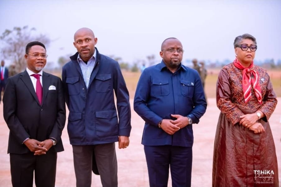 mulundakabuya1's tweet photo. #Kaniama Kasese : le VPM Jacquemain @shabani_lukoo participe aux activités présidentielles consacrées à la relance agricole et au développement rural
Sous le leadership du Président de la République, Félix-Antoine Tshisekedi Tshilombo, le Vice-Premier Ministre, Ministre de l'Intérieur, Sécurité, Décentralisation et Affaires CoutumiÚres, Shabani Lukoo Bihango, prend part à Kaniama Kasese, dans la province du Haut-Lomami, aux activités présidentielles consacrées à la relance agricole, au développement rural et à la transformation économique du pays.
Cette mission gouvernementale, conduite par la PremiĂšre Ministre, Cheffe du Gouvernement, Judith Suminwa Tuluka, s'inscrit dans la vision du Chef de l'Ătat de promouvoir une agriculture moderne, garante de la souverainetĂ© alimentaire, de la crĂ©ation d'emplois et du dĂ©veloppement des territoires.
Le Vice-Premier Ministre participera notamment au Conseil des ministres qui se tiendra le 31 juillet 2026 Ă Kaniama Kasese, sous la prĂ©sidence du Chef de l'Ătat. Cette rĂ©union permettra au Gouvernement d'Ă©valuer les progrĂšs des programmes prioritaires et de renforcer la coordination des actions en faveur du dĂ©veloppement national.
La délégation gouvernementale suivra également les réalisations du Service national, notamment en matiÚre de production agricole, de formation professionnelle et de réinsertion socio-économique des jeunes, ainsi que la visite d'un site emblématique illustrant la dynamique de transformation engagée par les autorités.
Ă travers sa participation Ă cette mission, le VPM Shabani Lukoo Bihango rĂ©affirme l'engagement du ministĂšre de l'IntĂ©rieur Ă accompagner les politiques publiques qui consolident la prĂ©sence de l'Ătat dans les territoires, favorisent le dĂ©veloppement local et contribuent Ă l'amĂ©lioration durable des conditions de vie des populations.
@ElieNkumbi29 @Heritier_Mala