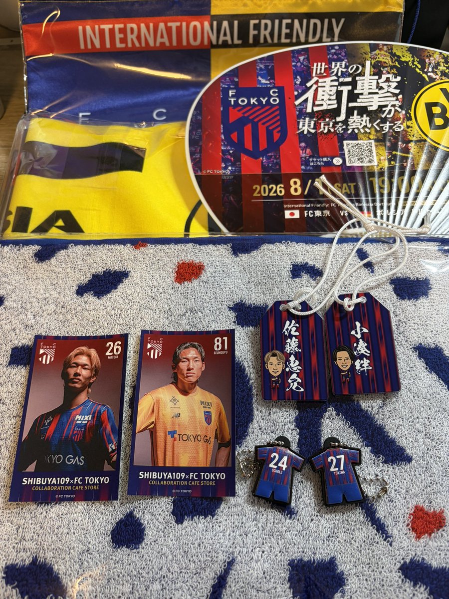 tky18006's tweet photo. 本日の戦利品。

ドルトムント戦のペナント・タオマフ
タオマフ(2nd)
コラボ特典のステッカー(長倉・スンギュ)
アクリルお守りキーホルダー(ケイン・絆)
ラバーキーホルダー(ショルツ・常盤)

※団扇ももらった
#fctokyo https://t.co/PXKYKLSP9N