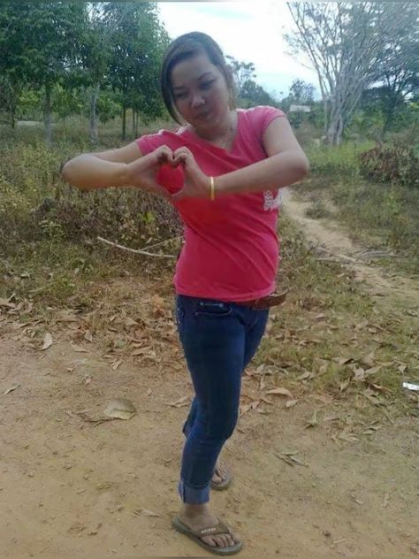15bladimir's tweet photo. Spreading love with a simple hand-heart outdoors, sunshine, and good vibes
LKR https://t.co/zpgF6VqzXi