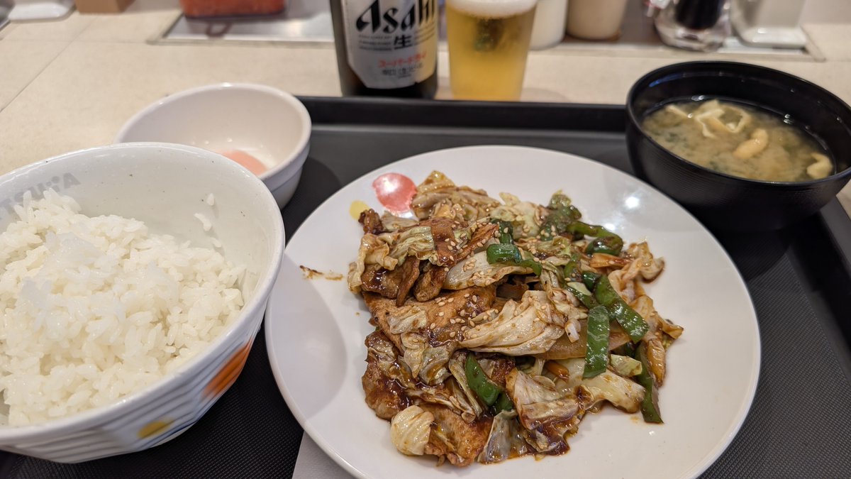 urayan19's tweet photo. 今日の夕飯は松屋で回鍋肉定食😋
夏のビールフェアやってたのでビールも飲んじゃいましたよ、乾杯～🍻 https://t.co/LHa6kIQW0j