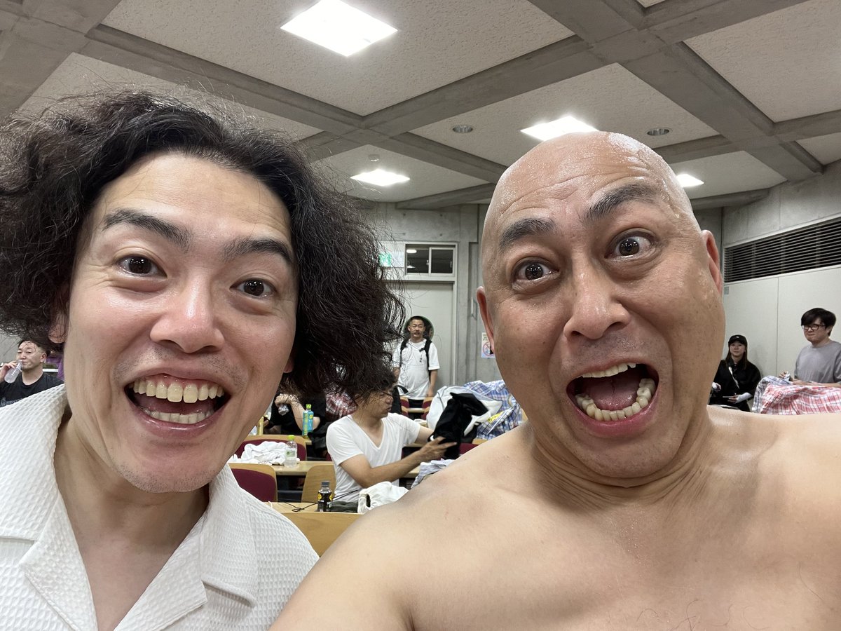 yojoshumi's tweet photo. 誕生日が一緒の錦鯉長谷川���んと共に誕生日迎えれました！
これは良い一年になるね！やったー！
#錦鯉
#長谷川さん
#シュワちゃんも誕生日一緒 https://t.co/sx2jvzOrCy