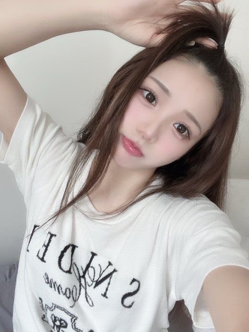 lemonnnnnfu's tweet photo. 20초짜리 영상만 봐도 표정이 삼백번은 바뀌는 갓플루언서였어서 그런가
똑같은 각도 표정으로 헤메코만 바뀌는 공장형 셀카 찍어내는 폐급 아이돌이 수두룩한 세상에서
셀카 가로세로대각선 야무지게 잘 찍고 표정 소품 매일 다르게 해주는 거 진짜 좋음 이거 정말 효자 아이돌 덕목 1위인거 아시죠 https://t.co/TFV2cwNqMn