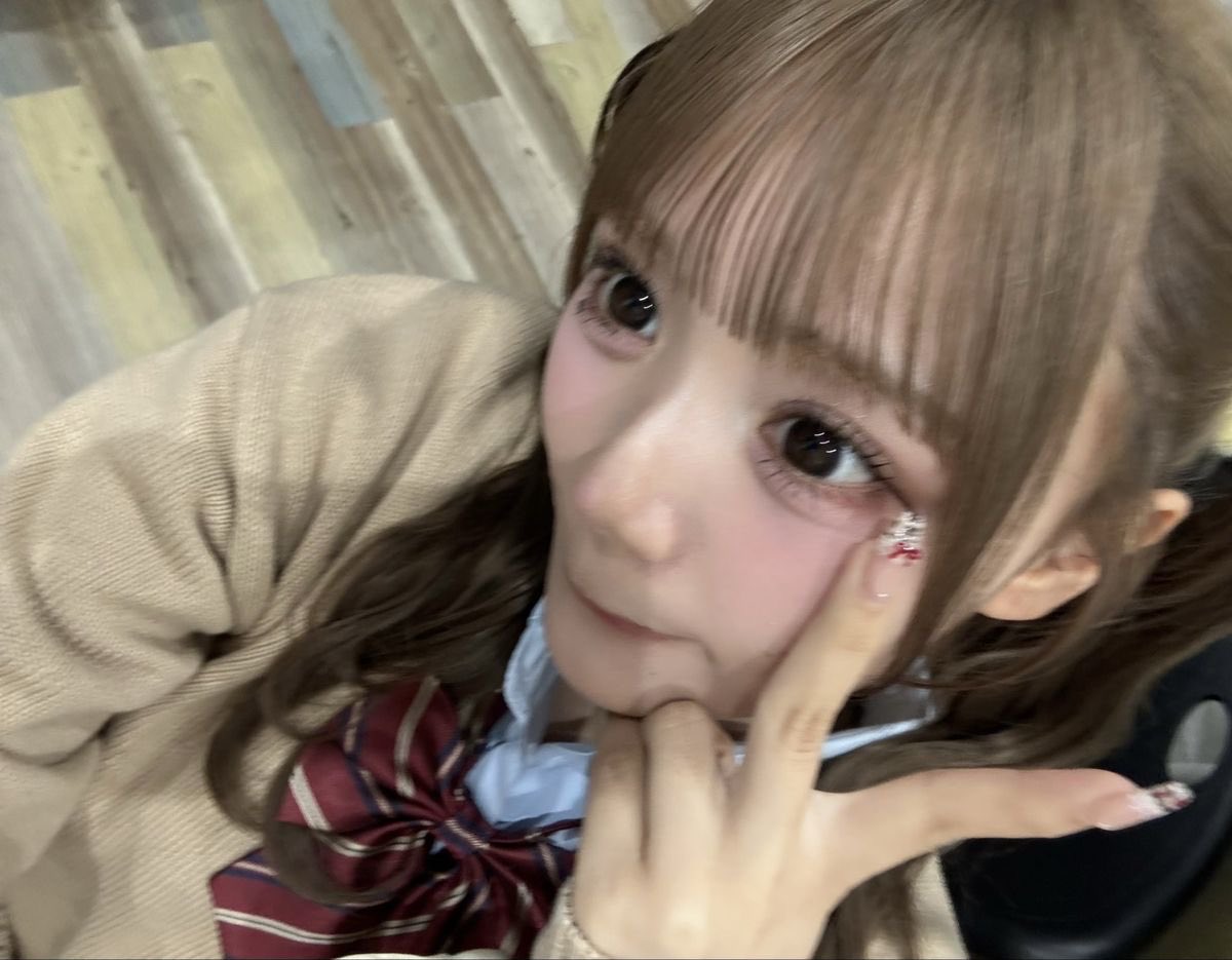 lemonnnnnfu's tweet photo. 20초짜리 영상만 봐도 표정이 삼백번은 바뀌는 갓플루언서였어서 그런가
똑같은 각도 표정으로 헤메코만 바뀌는 공장형 셀카 찍어내는 폐급 아이돌이 수두룩한 세상에서
셀카 가로세로대각선 야무지게 잘 찍고 표정 소품 매일 다르게 해주는 거 진짜 좋음 이거 정말 효자 아이돌 덕목 1위인거 아시죠 https://t.co/TFV2cwNqMn