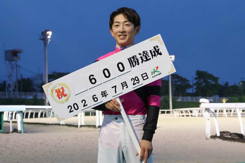 NorichikaYokog1's tweet photo. そんな29日の門別9Rでは小野楓馬騎手が通算600勝達成。岩手風（？）にプラカードを持っての写真も撮らせて貰いました。「各世代の強豪で戦った去年の経験のおかげで今年は気持ちに余裕を持って乗れている気がします」とフーマ騎手。「ひとつ上の先輩がもう1000にとどきそうですからね。600でそんな偉そうにできないですよ」と控えめでしたが、フーマ騎手の1000勝もそう遠い話ではないはず。