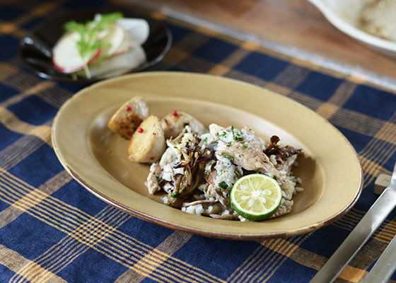 maru_poterie's tweet photo. 器好きに取って"ちょっと深い"が一番危険。

カレーもいける。パスタもいける。
煮込みもサラダもいける。
汁気を受け止めてくれる安心感があって、
盛り付けもなんとなく決まる。

気づくと食卓に出てくる回数が異常に増えています。 https://t.co/bajQtV635M