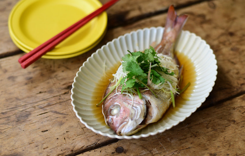 maru_poterie's tweet photo. 器好きに取って"ちょっと深い"が一番危険。

カレーもいける。パスタもいける。
煮込みもサラダもいける。
汁気を受け止めてくれる安心感があって、
盛り付けもなんとなく決まる。

気づくと食卓に出てくる回数が異常に増えています。 https://t.co/bajQtV635M