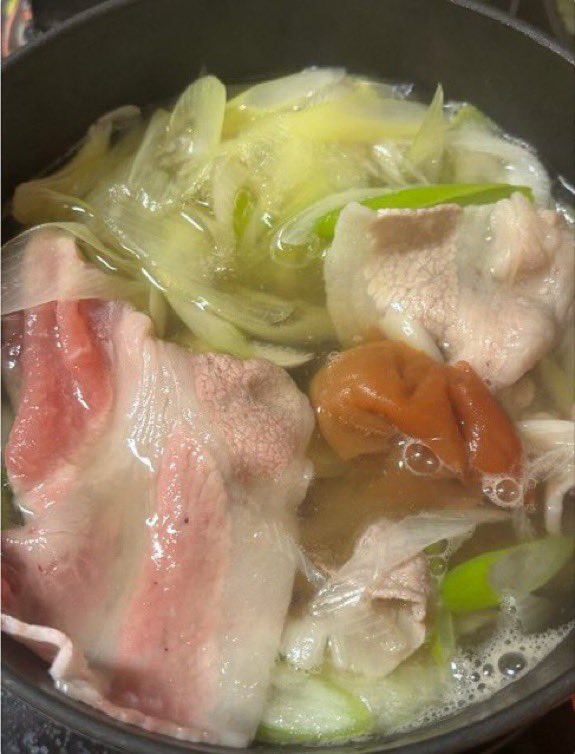 _UMEBOYS_1904's tweet photo. 疲れた時は、これ。

だし汁に梅干し入れて
豚肉をしゃぶしゃぶするだけ。

これ、めちゃくちゃ美味しくて
身体にじんわり沁みます。 https://t.co/qHSZ3P6BJA