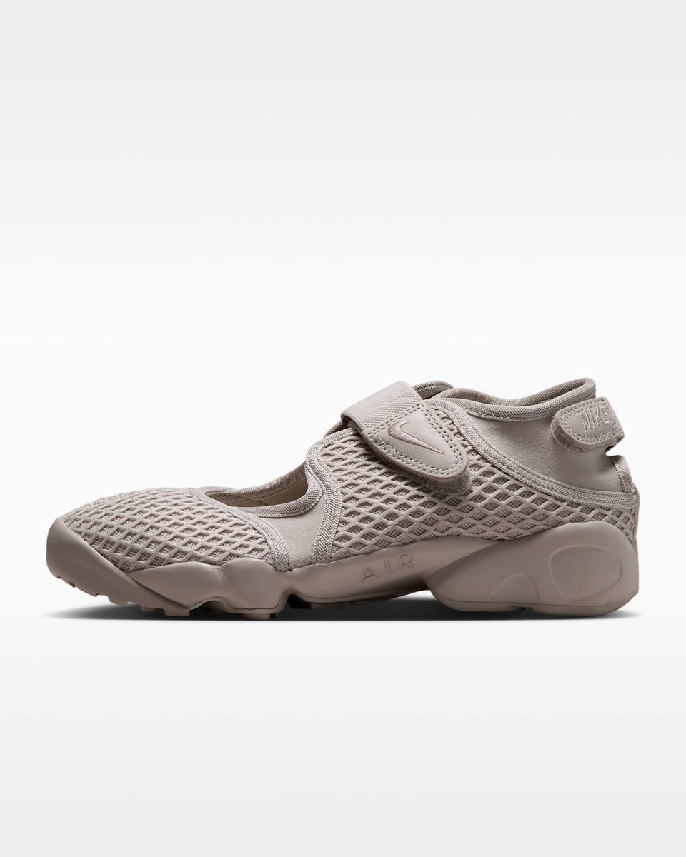 TheSoleWomens's tweet photo. Nike Air Rift Light Orewood Brown just dropped ✨ https://t.co/epY5HLqEpM #nike #ad https://t.co/RTqe9VFrWd