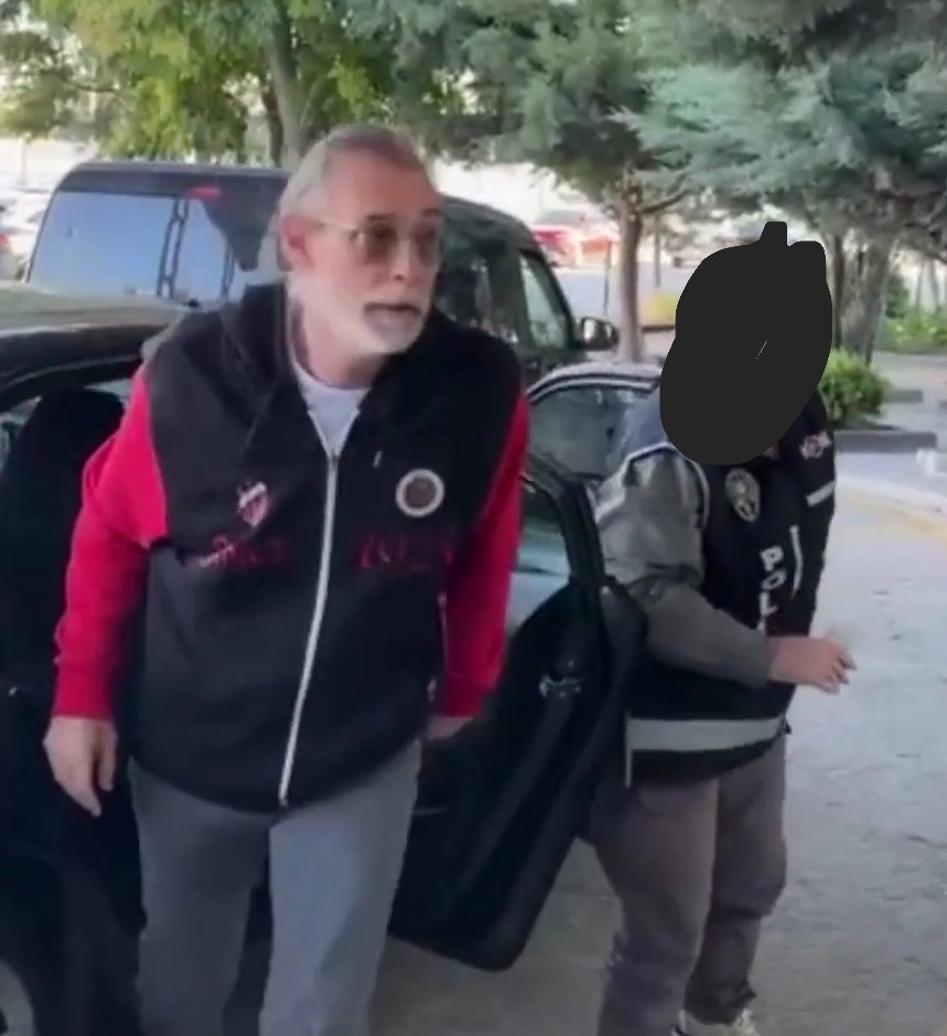 av_kocamanbas's tweet photo. Suriye, Afganistan, Afrika vb yerlere insani yardım amacı ile para gönderirseniz, sabah evinize baskın yapılabilir,
Ama ülkenin milyarlarını cebe indirmekle suçlanırsanız, gözaltında elinizi kollunuzu sallayarak dolaşabilirsiniz,
İşte adalet, eşitlik,
İşte Türkiye yüzyılı. https://t.co/kjZjRRgsWJ