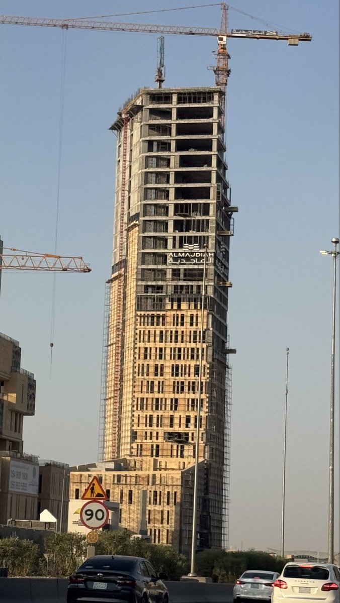 xslmaaan's tweet photo. برج الماجدية على طريق الملك سلمان في حي القيروان .. اكتمل الهيكل الإنشائي وانتصفت أعمال الواجهات ،،

• برج مكتبي بارتفاع 33 طابق؛ مع مبنى للمواقف ،،
• مساحة الأرض 4,187 متر مربع ،،
• المساحة المكتبية 30 ألف متر مربع ،،

•  تكلفة المشروع 195 مليون ريال ،،
• متوقع اكتماله في 2028م ،،

#الرياض #عقار #تطوير #مشاريع