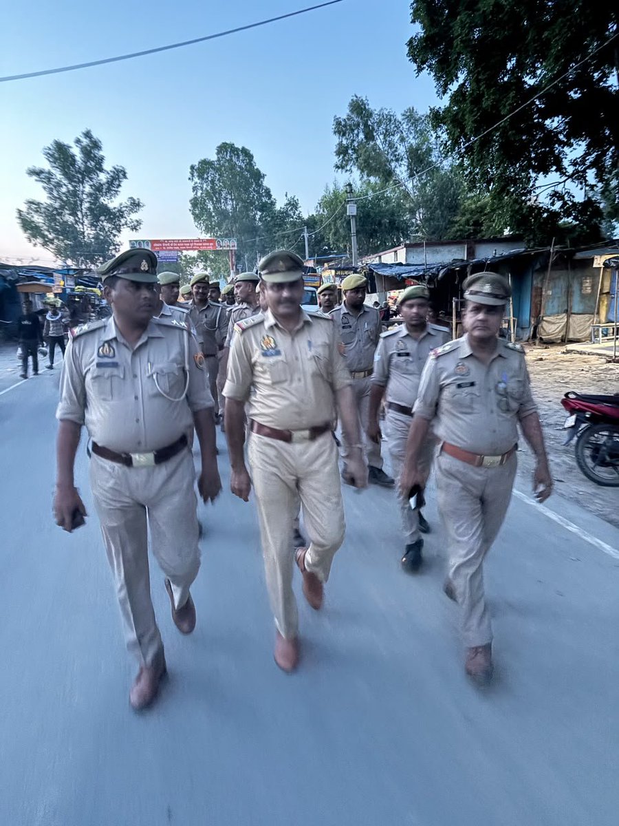 budaunpolice's tweet photo. #SSP_BDN के निर्देशन में शान्ति व्यवस्था के दृष्टिगत जनपद में शान्ति/सुरक्षा एवं कानून व्यवस्था को सुदृढ़ बनाये रखने हेतु #थाना_कादरचौक पुलिस द्वारा थाना क्षेत्र के मुख्य मार्गो व भीड़भाड़ वाले स्थानो पर #footpatrolling एवं संदिग्ध वाहन/व्यक्तियों की चेकिंग की गई। https://t.co/0JBo5nbfDl