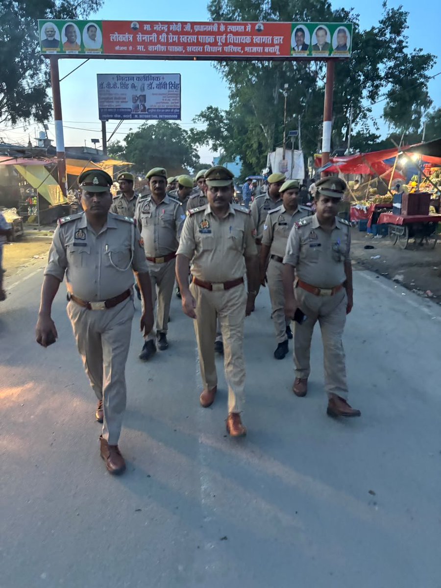 budaunpolice's tweet photo. #SSP_BDN के निर्देशन में शान्ति व्यवस्था के दृष्टिगत जनपद में शान्ति/सुरक्षा एवं कानून व्यवस्था को सुदृढ़ बनाये रखने हेतु #थाना_कादरचौक पुलिस द्वारा थाना क्षेत्र के मुख्य मार्गो व भीड़भाड़ वाले स्थानो पर #footpatrolling एवं संदिग्ध वाहन/व्यक्तियों की चेकिंग की गई। https://t.co/0JBo5nbfDl