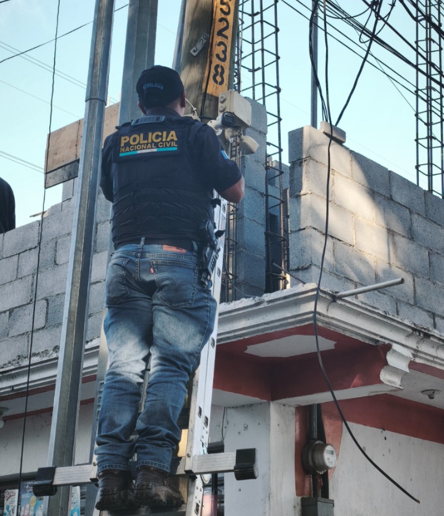 PNCdeGuatemala's tweet photo. Información preliminar

Investigadores de la #DEIC de Delitos Contra la Vida, realizan operativos en Boca del Monte, Villa Canales donde realizan retiro de cámaras de vigilancia instaladas sin autorización en lugares públicos y que son utilizadas por organizaciones terroristas. https://t.co/WI3uCM9G7I