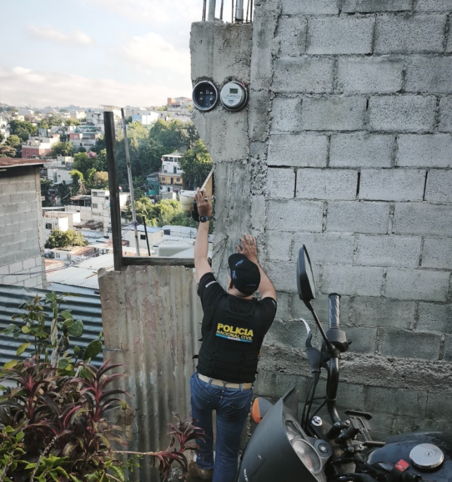 PNCdeGuatemala's tweet photo. Información preliminar

Investigadores de la #DEIC de Delitos Contra la Vida, realizan operativos en Boca del Monte, Villa Canales donde realizan retiro de cámaras de vigilancia instaladas sin autorización en lugares públicos y que son utilizadas por organizaciones terroristas. https://t.co/WI3uCM9G7I