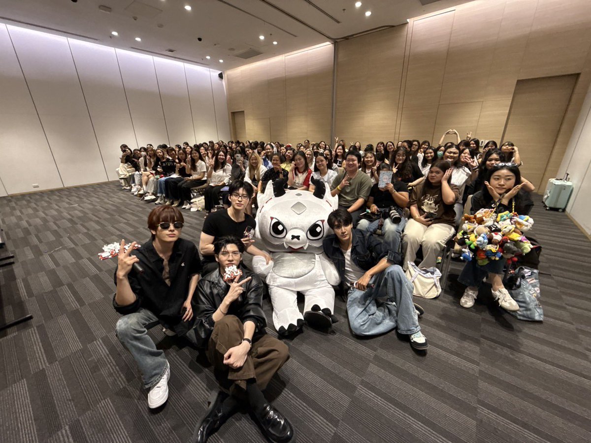 GmmtvShop's tweet photo. พวกเรา https://t.co/XbRdQtYPBF และ FLAREY ขอบคุณทุกคนที่มาร่วมกิจกรรม Fan Sign ครั้งแรกของพวกเราในงานมหกรรมนิยายนานาชาติ 2026 วันนี้นะครับ

@JASP_ERofficial
@FLAREY__GMMTV

#งานมหกรรมนิยายนานาชาติ2026xJASPER
#GMMTV https://t.co/yCDQ2cYhnD