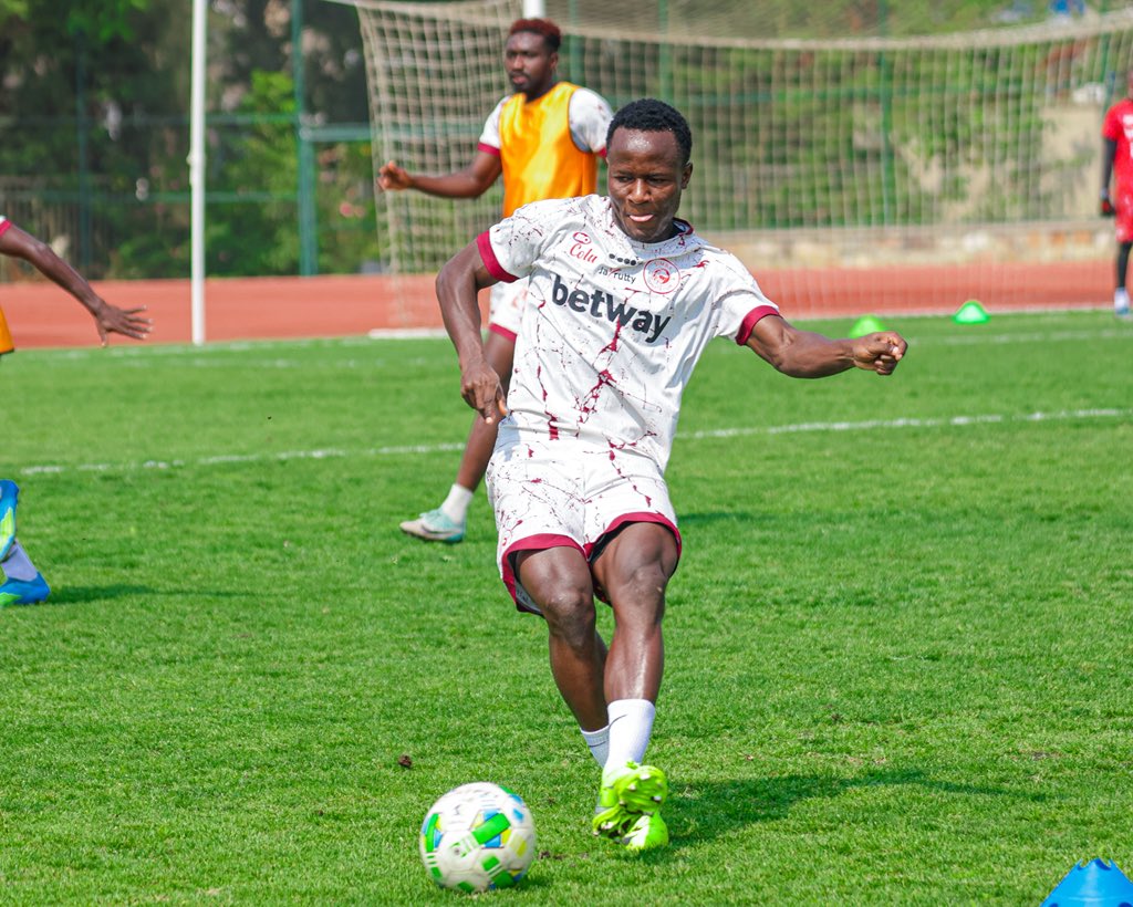 SimbaSCTanzania's tweet photo. Siku nyingine kwenye uwanja wa mazoezi. #NguvuMoja https://t.co/hYGV08Mpbr