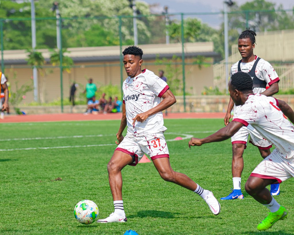 SimbaSCTanzania's tweet photo. Siku nyingine kwenye uwanja wa mazoezi. #NguvuMoja https://t.co/hYGV08Mpbr