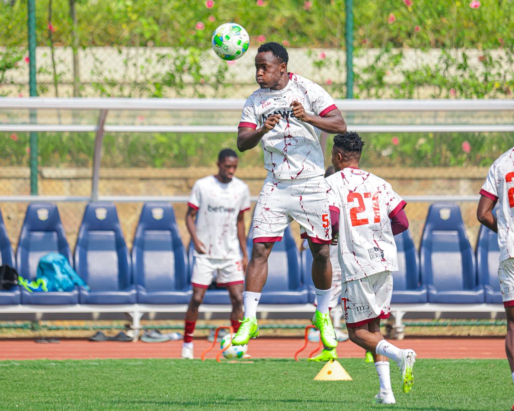 SimbaSCTanzania's tweet photo. Siku nyingine kwenye uwanja wa mazoezi. #NguvuMoja https://t.co/hYGV08Mpbr