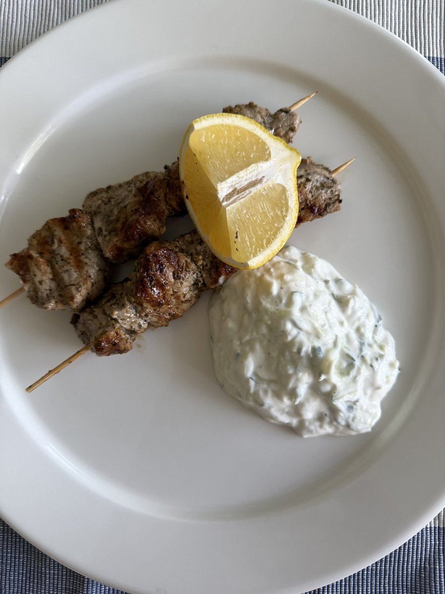 clofhjelm's tweet photo. Tänään lautasella souvlaki ja tzatziki.
Kerrostalossa kun asuu, täytyy tyytyä grillipannuun. Voi kun olisi voinut tehdä vartaat hiiligrillillä.
Mutta hyvää oli taas.

#ruokatwiitti #ruokakuva #foodtweet #foodphoto #souvlaki #tzatziki #kesäloma #kesä #heinäkuu https://t.co/vcwvixBQoC