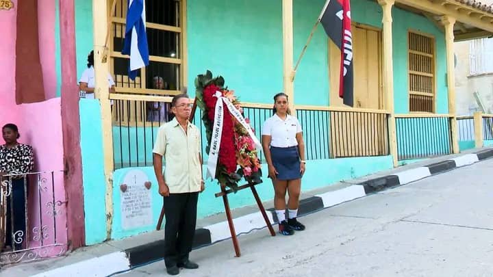 TurquinoTeVe's tweet photo. Homanje a Frank País y los Mártires de la Revolución Cubana por parte de las máximas autoridades de #SantiagodeCuba https://t.co/rXQcovCdRl