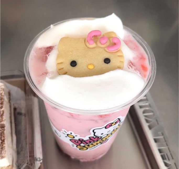 littlerero1's tweet photo. hello kitty tiramisu!! (๑⃙⃘´༥`๑⃙⃘) 𐂐 ჻ https://t.co/DkMl5f14Yd