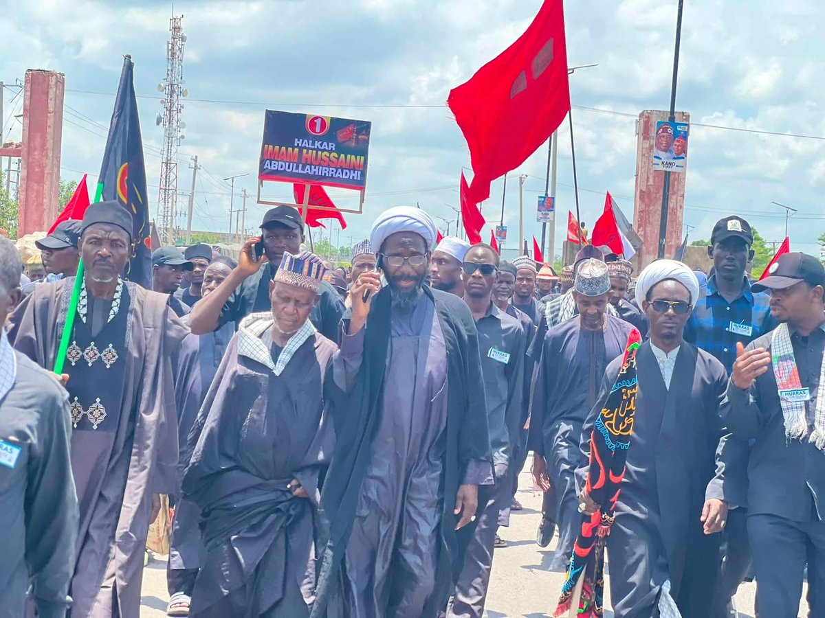 AdamARog's tweet photo. Participants in the ongoing Arbaeen symbolic trek, organised by followers of Sheikh Zakzaky, paused to observe prayer and take a lunch break before continuing the procession commemorating the martyrdom of Imam Hussain and his companions in Kano #LabbaikaYaHussain #ArbaeenWalk2026 https://t.co/unnEUoJ3mn