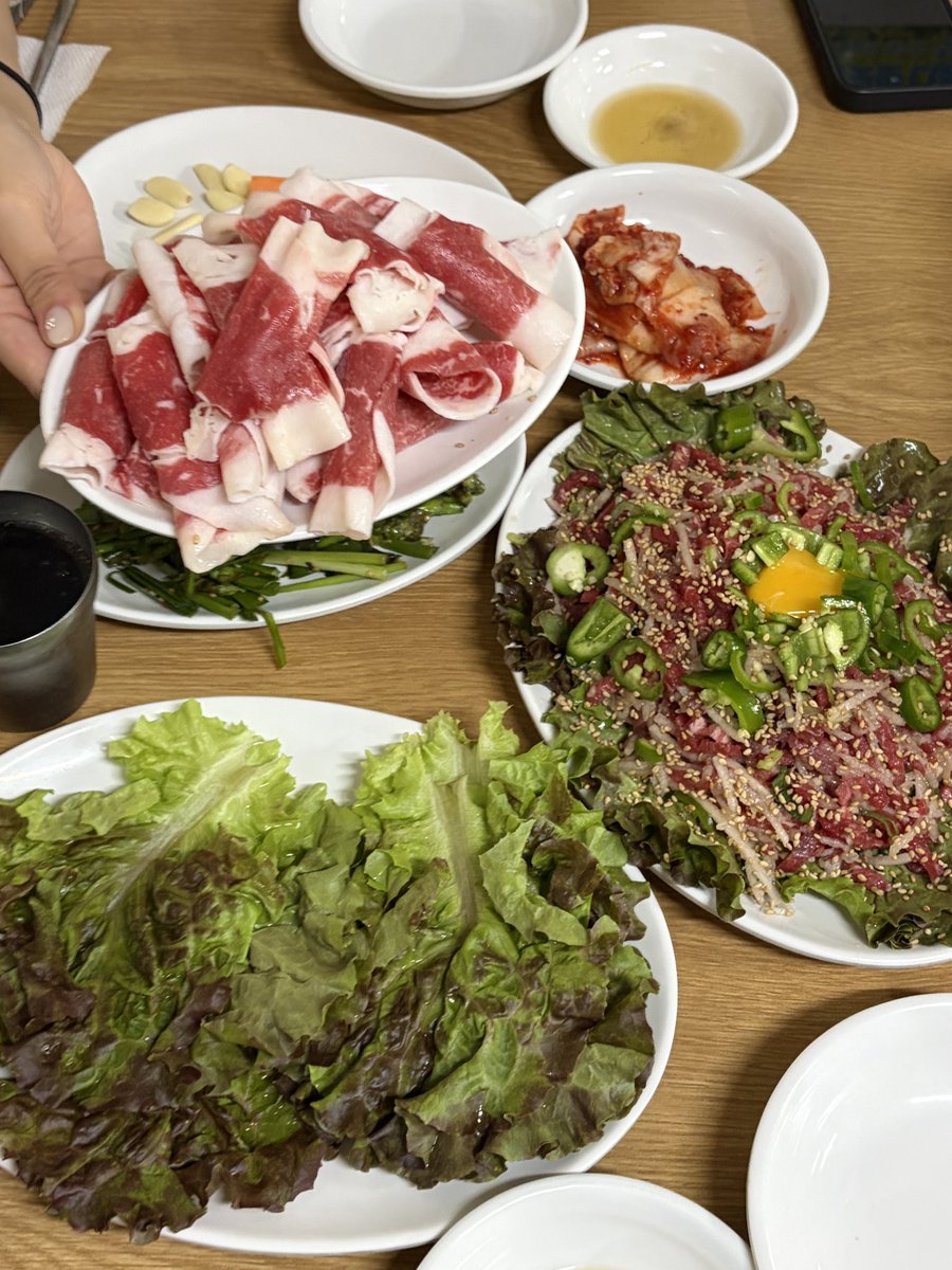aveclalune_'s tweet photo. 백제 정육식당 << 유명한 이유가 있다 🤤
차돌육회쌈 왜이리 맛있는거냐며 .. https://t.co/vNzHV4dL8D