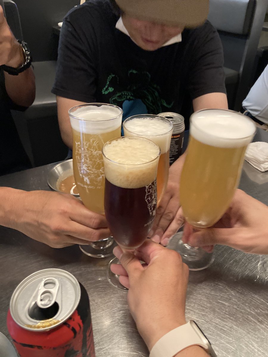 matsuvarhythm's tweet photo. 今日は古くからの付き合いのバンド・エビタイガーと池袋飲み🍻
先輩バンドの皆様ですが、飲み終わでスタジオリハ行く位音楽の熱量があって、それに当てられるとコッチも嬉しくなりますね！
また一緒に飲みましょう〜♪ https://t.co/27bzjsl2Pz