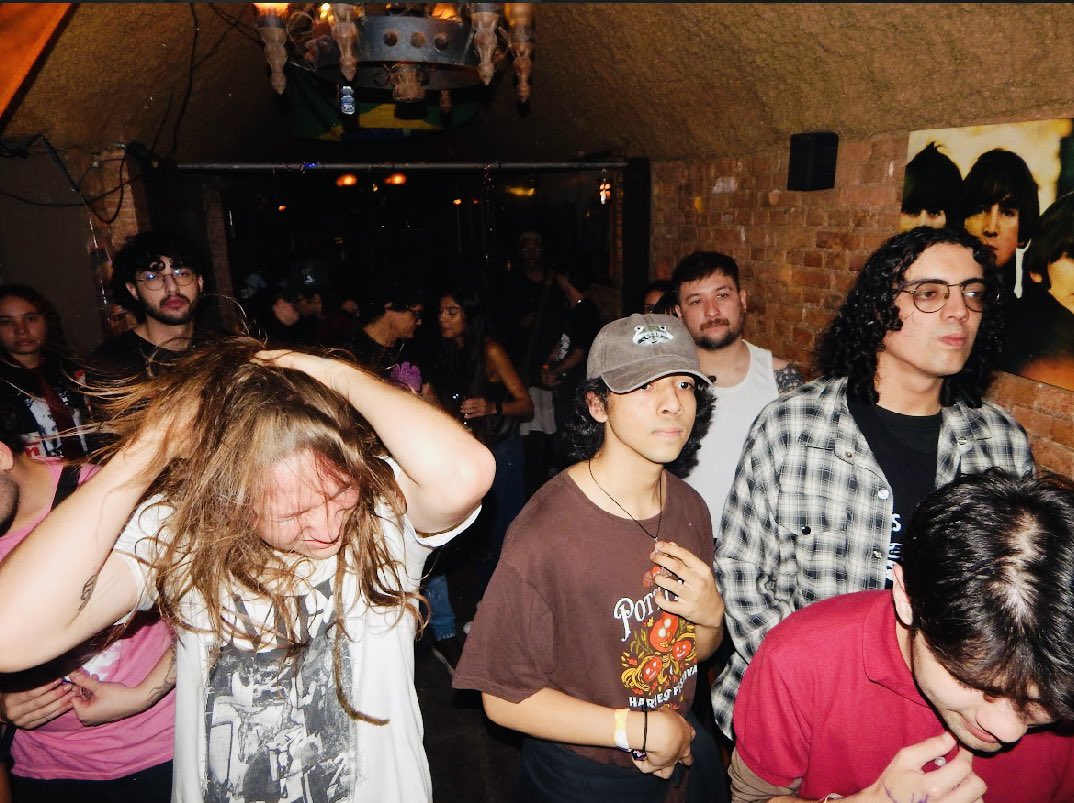 ceccciliabanda's tweet photo. sábado lindo em São Paulo com as bandas @/vulgari, @vagosonhos e @/porcelana lá no Cardeal Pub https://t.co/t2hm1dqjbc