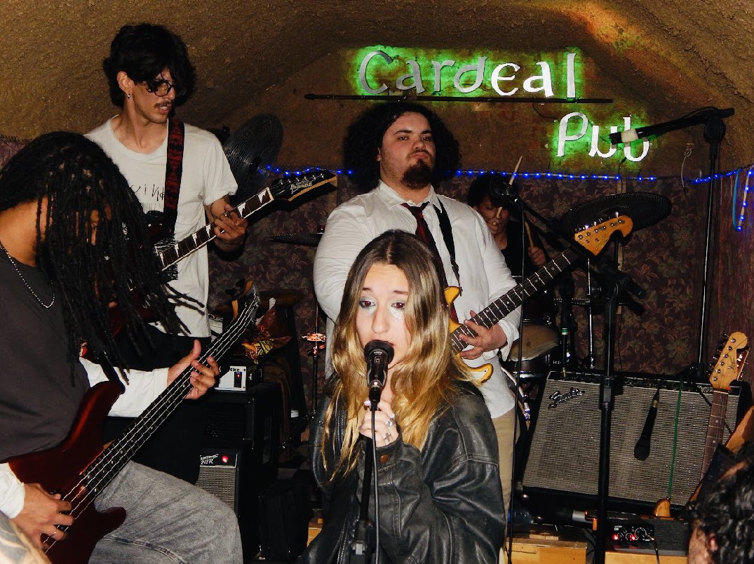 ceccciliabanda's tweet photo. sábado lindo em São Paulo com as bandas @/vulgari, @vagosonhos e @/porcelana lá no Cardeal Pub https://t.co/t2hm1dqjbc