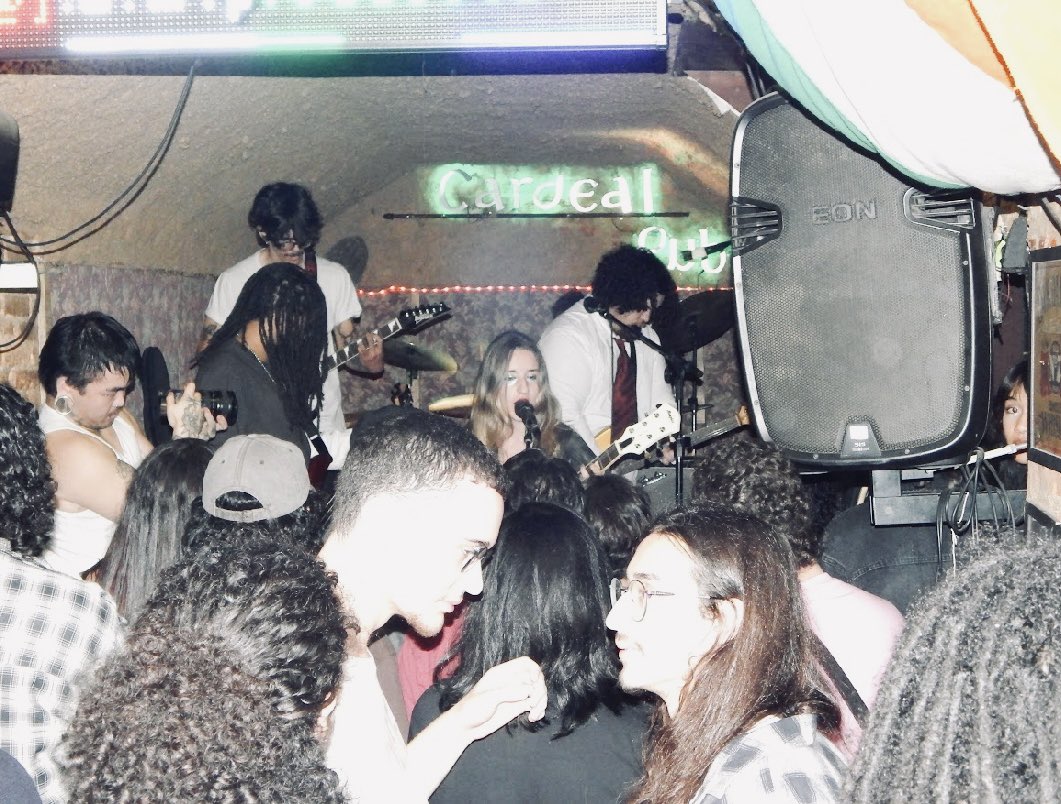ceccciliabanda's tweet photo. sábado lindo em São Paulo com as bandas @/vulgari, @vagosonhos e @/porcelana lá no Cardeal Pub https://t.co/t2hm1dqjbc