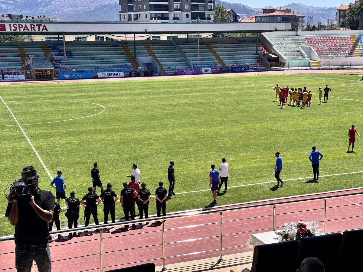 benvarkeen's tweet photo. Amedsporu özellikle takip etmiyorum ama maç özelinde yazayım. 

Maçın özeti servis edilirse umarım özette sadece Amedspor'un attığı goller olur. Maçın büyük bölümünde Amedspor AS kadrosuna çok yakın kadroyla oynadı. Maçın ikinci yarısında rakibin 7 
tane %100 pozisyonu var. Kaleci Lafont müthiş maç oynadı.

7 Numaralı oyuncu Krasniqi , yeni alınan stoperlerden Bates sezona hazır değil. Krasniqi çok güçsüz gözüküyor.

Saba sezona Dubai'de bireysel hazırlanmıştı. Saha içerisindeki görüntüsü harika. Oyun aklı olarak net görüntü veriyor. Fiziksel olarak geçen seneden çok daha iyi durumda.

Umut Meraş çok iyi gözüküyordu. Hakeza Berk'de öyle. Diagne hazır değil. Raveloson bu ligde merkezde bu görüntü ile dayak yer. Furkan'ın dizi esnedi zorlasa da oynayamadı.

Hocanın oyun başlangıçlarında net bir planı yok. Doğaçlama oyun oynuyor takım. Bunu yaparken 3.bölgeye geçtikten sonra savunma güvenliğini alacak bir yerleşim ve stratejisi yok takımın.

Strasbourg'dan alınan oyuncunun denge ve baskı altında karar verme konusunda sorunları var.

Karşılaşmanın ikinci yarısında rakip tek kale top oynadı. Maç özelinde bireysel yazdıklarım dışında takım oyunu ve strateji olarak beğenmedim Amedspor'u...

Duhok takımının kontrolsüz sertliğinden dolayı iki kez kavga çıktı maçta. Duhok ilk yarıda son 20-25 dakikayı 10 kişi oynadı. Hazırlık maçı old. devre arası konuştular  ikinci yarı 11vs11 devam etti.

Ez cümle bu oyun değişmez ise ligde çok ciddi sorun yaşar Amed. Özellikle savunma tarafında... Sadece bireysel performansla olmaz....